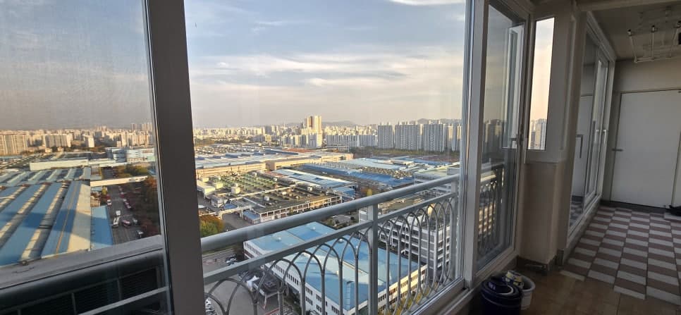 청천동 푸르지오 33평형 전면 발코니 — LX 뷰프레임 140 발코니 단창 + 26mm 수퍼로이유리