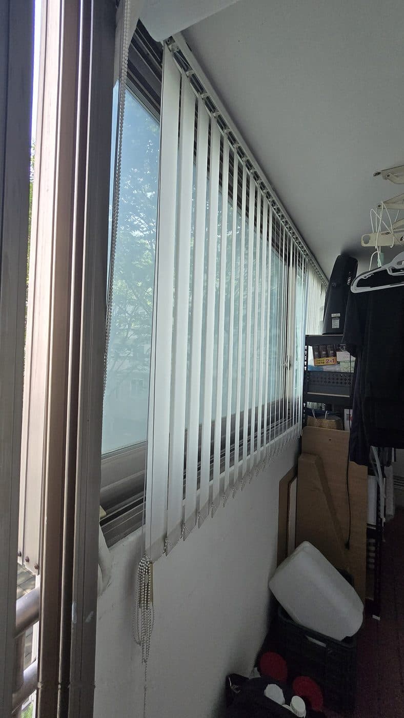 강북구 미아동 요진아파트 샷시 교체 시공 전 — 세로 블라인드로 가려 둔 두 번째 후면 베란다