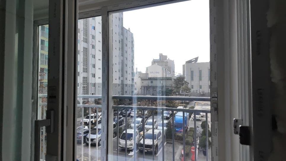 마곡동 우림필유 31평형 뒷베란다 — LX 뷰프레임 140 발코니 단창 + 26mm 수퍼로이유리