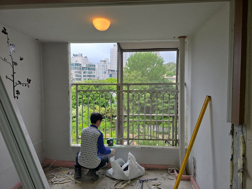 구리 인창동 동문굿모닝힐2차 28평 샷시 교체 — 철거를 마친 개구부 앞에서 작업하는 시공팀