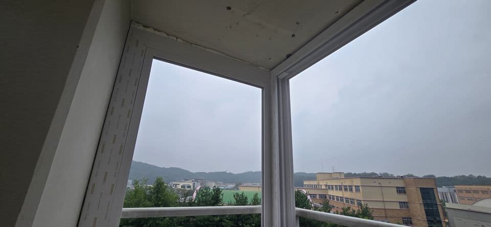 동탄나루마을 한화꿈에그린 샷시 교체 — 모서리에서 만나도록 세운 새 샷시 틀