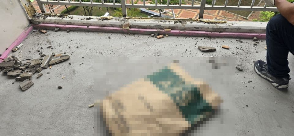 동탄나루마을 한화꿈에그린 샷시 교체 — 샷시가 빠진 개구부 아래 바닥에 남은 잔해
