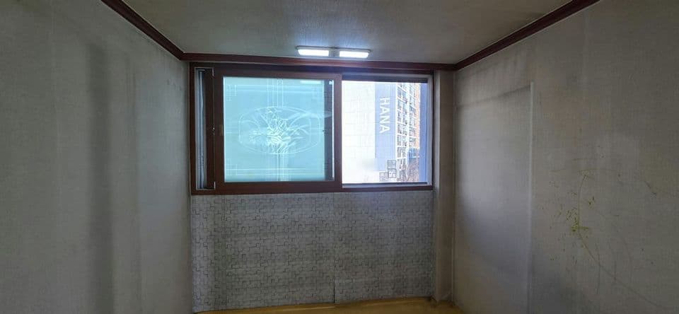 인천 갈산동 아주아파트 31평 샷시 교체 — 시공 전 입구방. 왼쪽 짝에 꽃무늬 유리가 들어 있어요