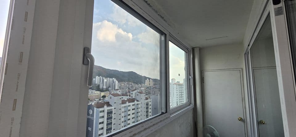 면목동 삼익아파트 25A평형 샷시 교체 — 발코니 단창을 설치한 안방 앞 발코니