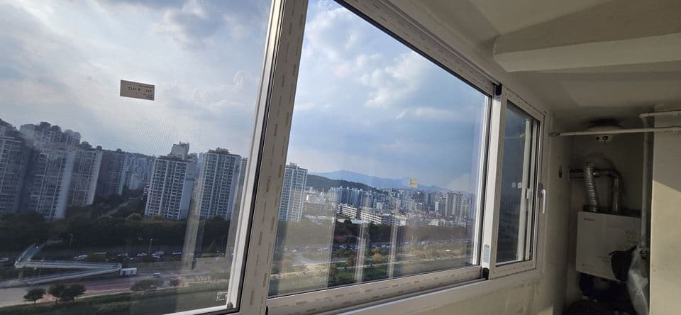 면목동 삼익아파트 25A평형 샷시 교체 — 발코니 단창을 설치한 주방 뒤 발코니