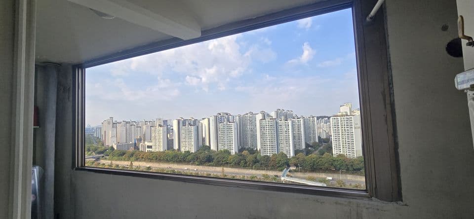 면목동 삼익아파트 25A평형 샷시 교체 — 시공 전 주방 뒤 발코니 샷시