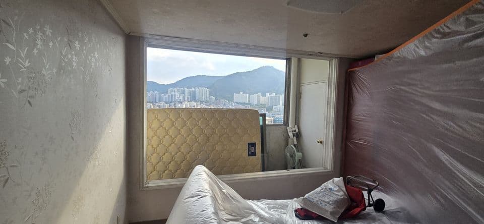 면목동 삼익아파트 25A평형 샷시 교체 — 시공 전 안방 샷시
