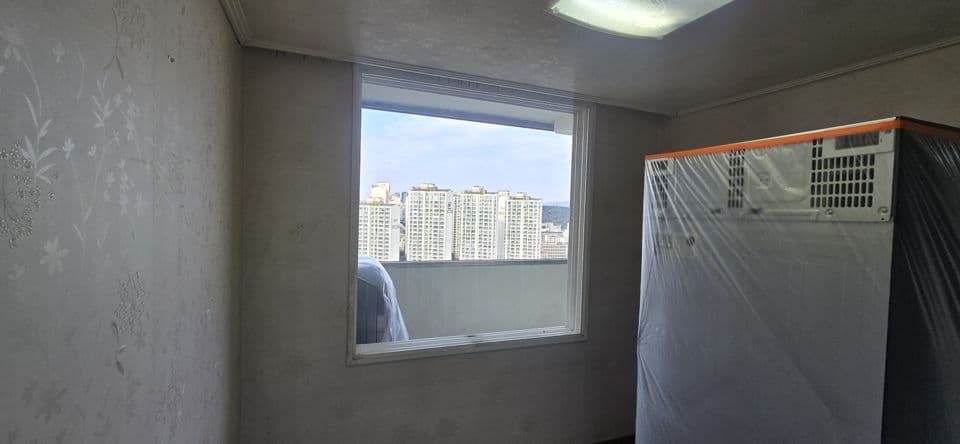 면목동 삼익아파트 25A평형 샷시 교체 — 시공 전 주방 옆 방 샷시