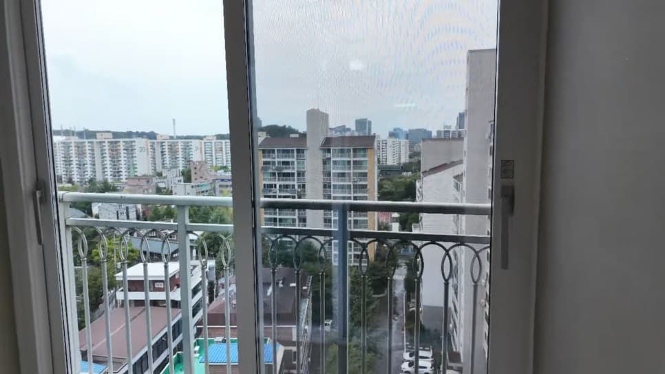 마포 중동 계룡 24평형 작은방 발코니 — LX 뷰프레임 140 발코니 단창 + 26mm 수퍼로이유리