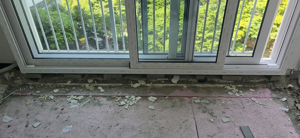 성동구 행당동 행당대림 25평 샷시 교체 — 사춤하기 전 새 이중창 하부. 틀 아래를 조적벽돌로 받쳐 두었어요