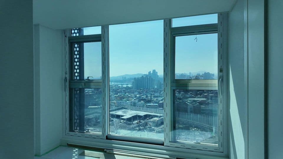 성수동 서울숲힐스테이트 35평 덧창 샷시 시공 — 바깥 샷시 안쪽에 미닫이 덧창을 세운 안방
