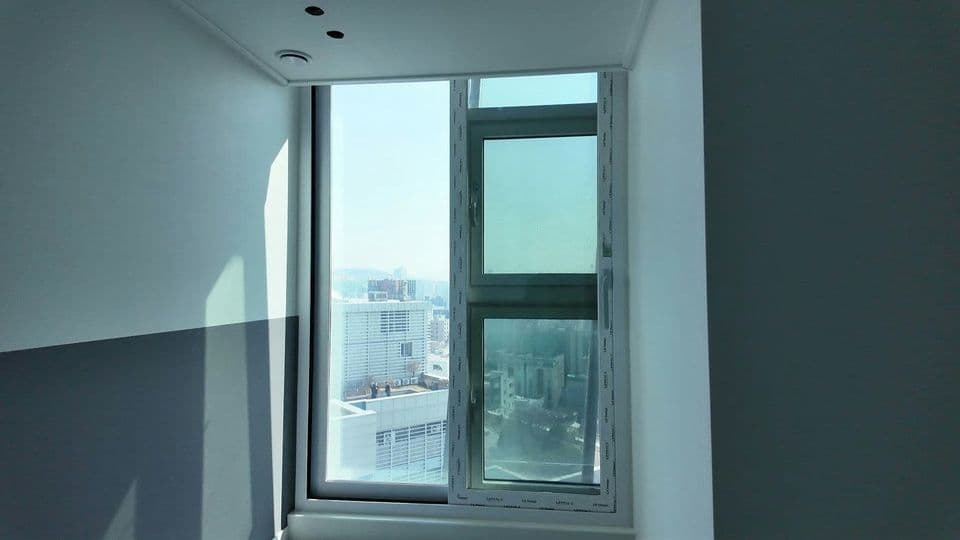 성수동 서울숲힐스테이트 35평 덧창 샷시 시공 — 틀을 다시 맞추고 덧창을 마친 다른 작은방