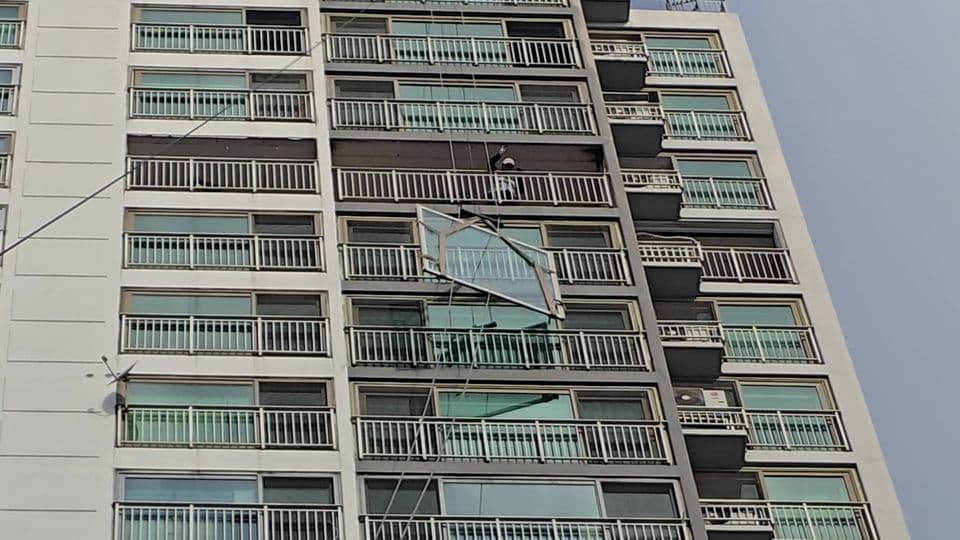 송파 잠실엘스 33평 샷시 교체 — 단지 바깥 색에 맞춰 랩핑한 집