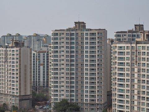한국 아파트 단지 - 미서기창을 두 겹으로 겹친 이중창 구조