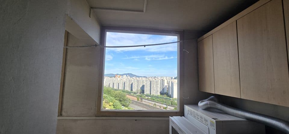 용인 초원마을성원상떼빌2차 샷시 교체 시공 전 — 세탁기가 놓인 뒤베란다의 기존 샷시