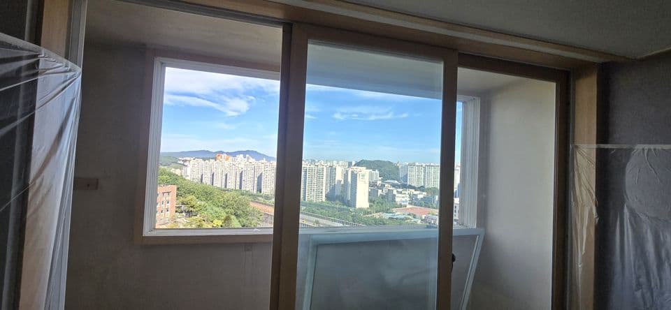 용인 초원마을성원상떼빌2차 샷시 교체 — 방 안쪽 양옆에 비닐 보양을 해 둔 입구방