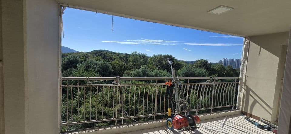 용인 초원마을성원상떼빌2차 샷시 교체 — 샷시가 빠진 거실 베란다 바닥에 놓인 세대윈치