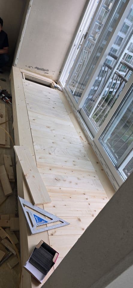 용인 초원마을성원상떼빌2차 — 9월 12일, 안방 베란다 창 아래에 목재를 까는 모습