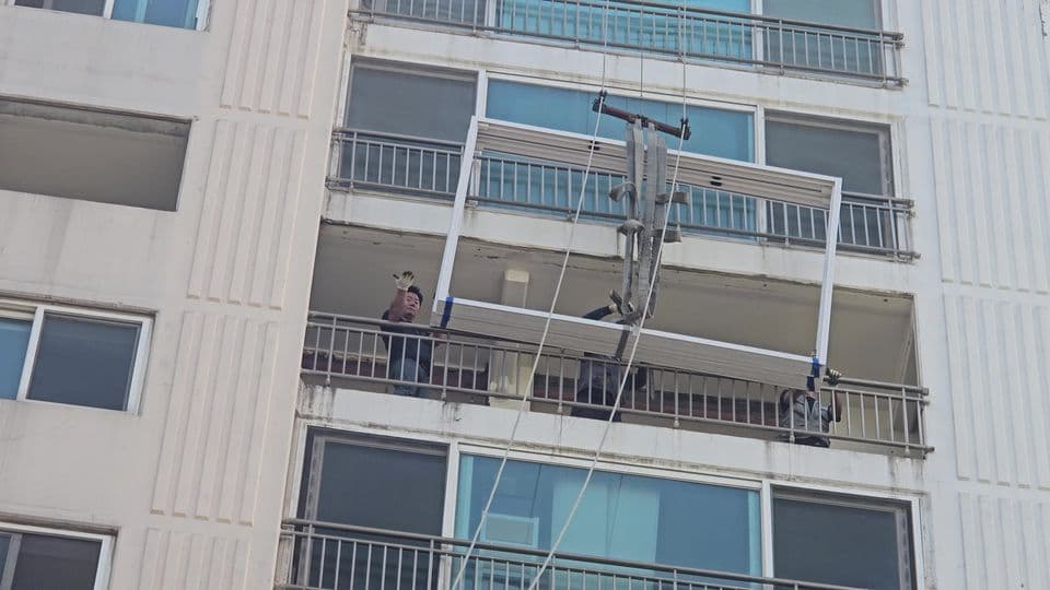 용인 죽전 건영캐스빌 42평 샷시 교체 — 앞은 유압윈치, 뒤는 사다리차