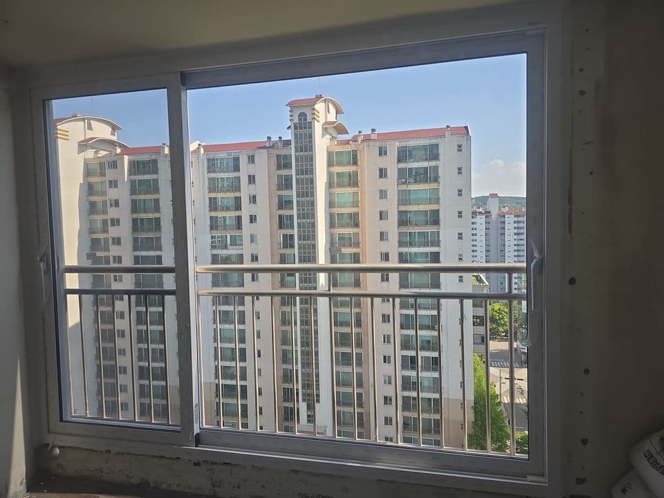 용인 죽전 건영캐스빌 42평 샷시 교체 — 다음 날 실리콘까지 마친 안방 발코니 샷시