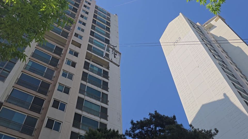 용인 죽전 건영캐스빌 42평 샷시 교체 — 나무 위로 올라가는 새 샷시 틀
