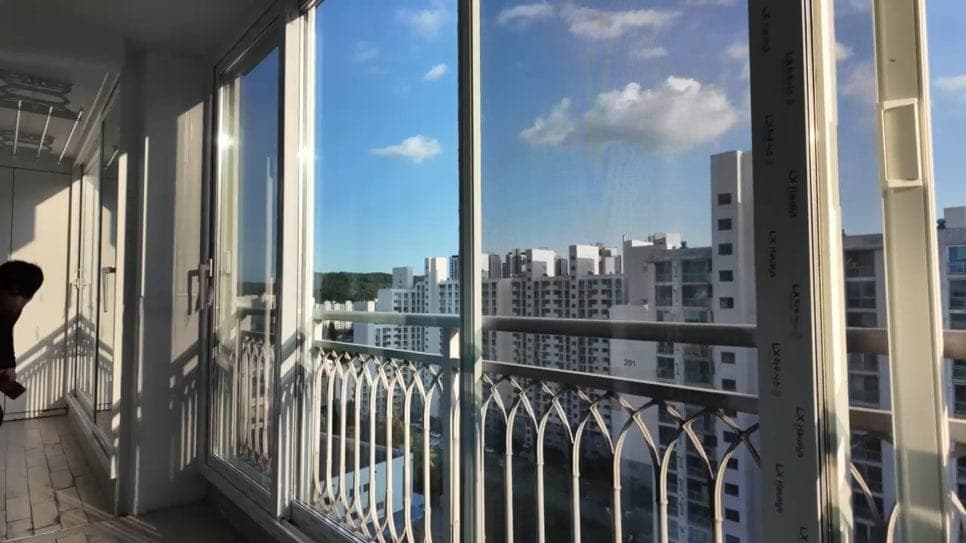 용인 포곡읍 신원1차아파트 33평형 전면 발코니 거실 — LX 뷰프레임 발코니창 + 26mm 수퍼로이유리