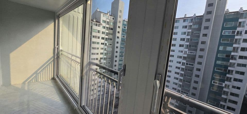 용인 상현동 벽산블루밍 24평 샷시 교체 — 시공 후 발코니 전경