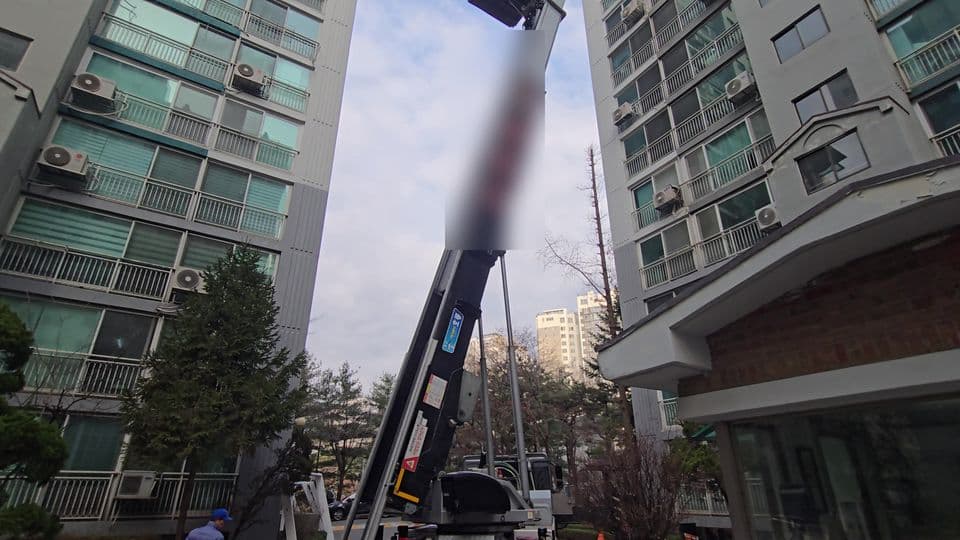 용인 상현동 벽산블루밍 24평 샷시 교체 — 동과 동 사이에 자리를 잡은 사다리차