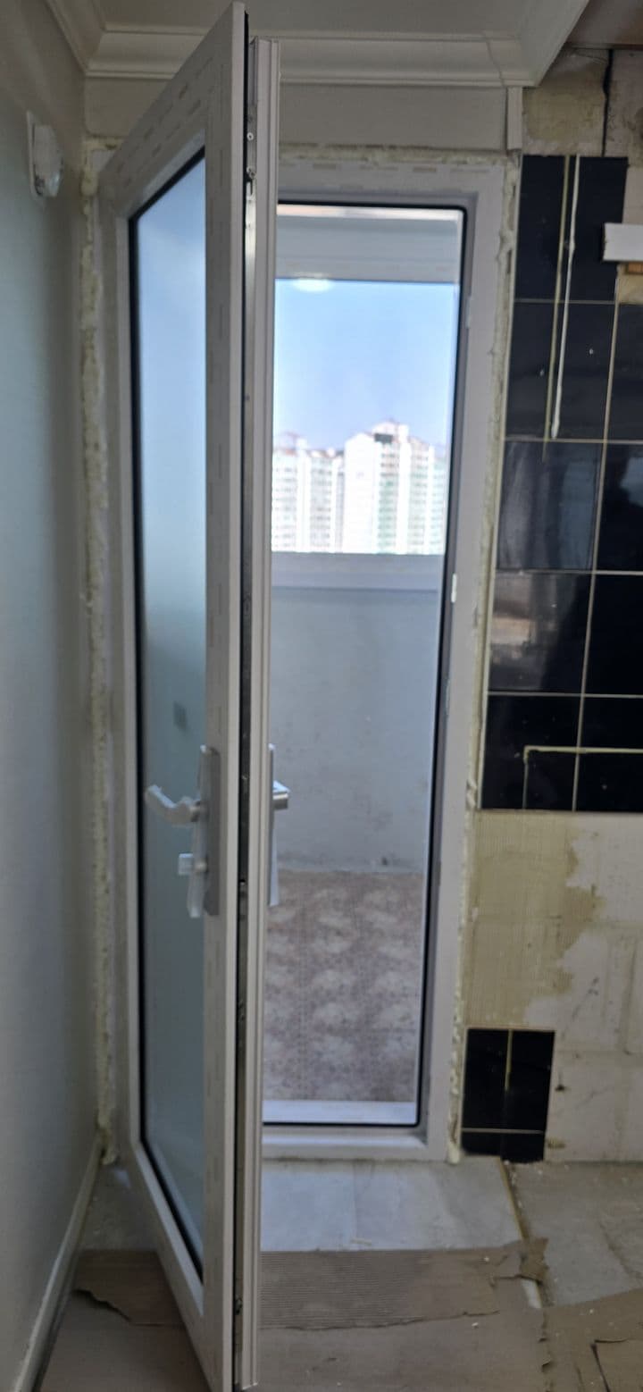 용인 상현동 벽산블루밍 24평 샷시 교체 — 다시 단 터닝도어를 연 모습