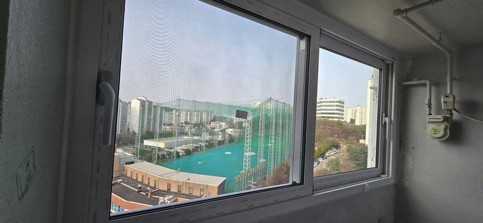 용인 상현동 벽산블루밍 24평 샷시 교체 — 시공 후 다용도실 샷시