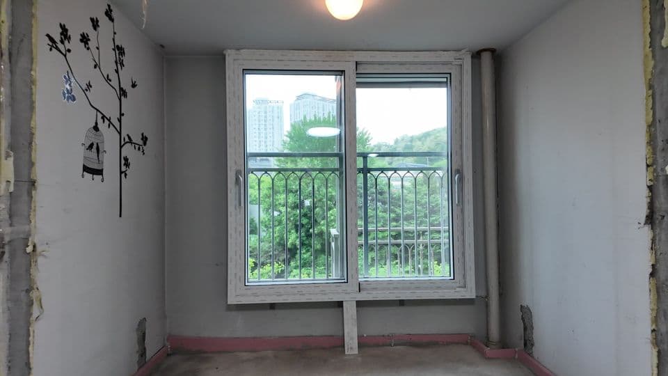 구리 인창동 동문굿모닝힐2차 28평 샷시 교체 — 확장한 입구방 샷시 1틀을 이중창으로 바꾼 집
