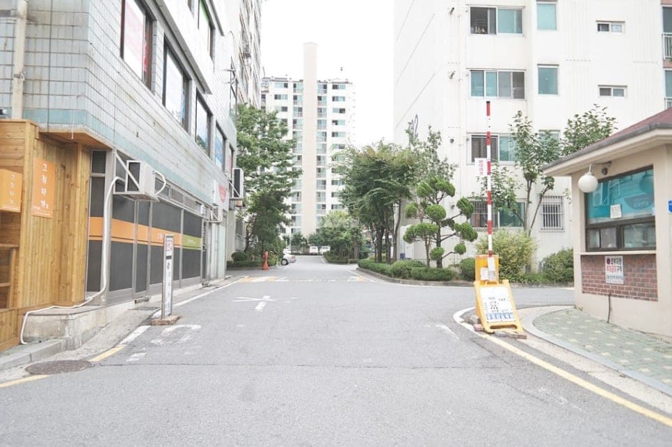 마포 중동 계룡아파트 24평 샷시 교체 — 거주 중 전체 시공 사례