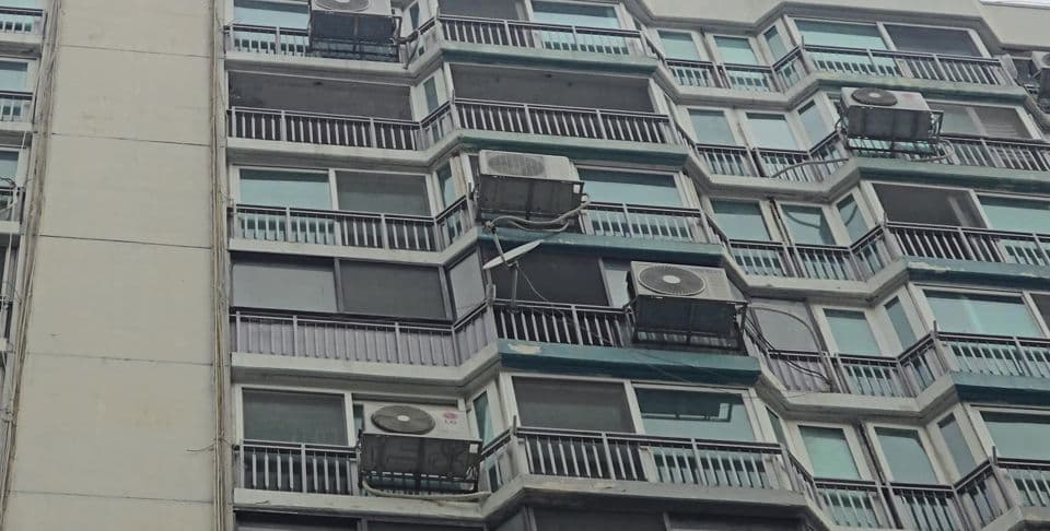 노원 상계주공3단지 24평 샷시 교체 — 확장한 거실과 남겨 둔 발코니