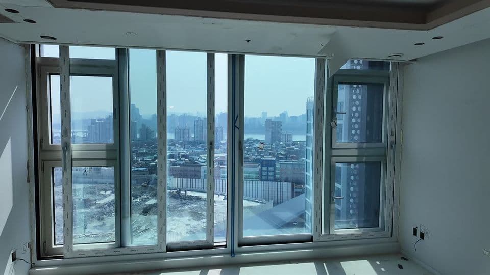 성수동 서울숲힐스테이트 35평 덧창 샷시 시공 — 레이저로 수직을 맞춰 세운 집