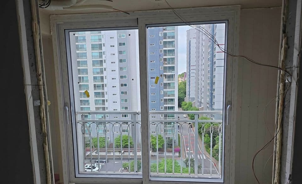 용인 상현동 만현마을1단지롯데캐슬 37평 샷시 교체 — 안방 발코니 실외기 자리에 갤러리창을 넣은 집